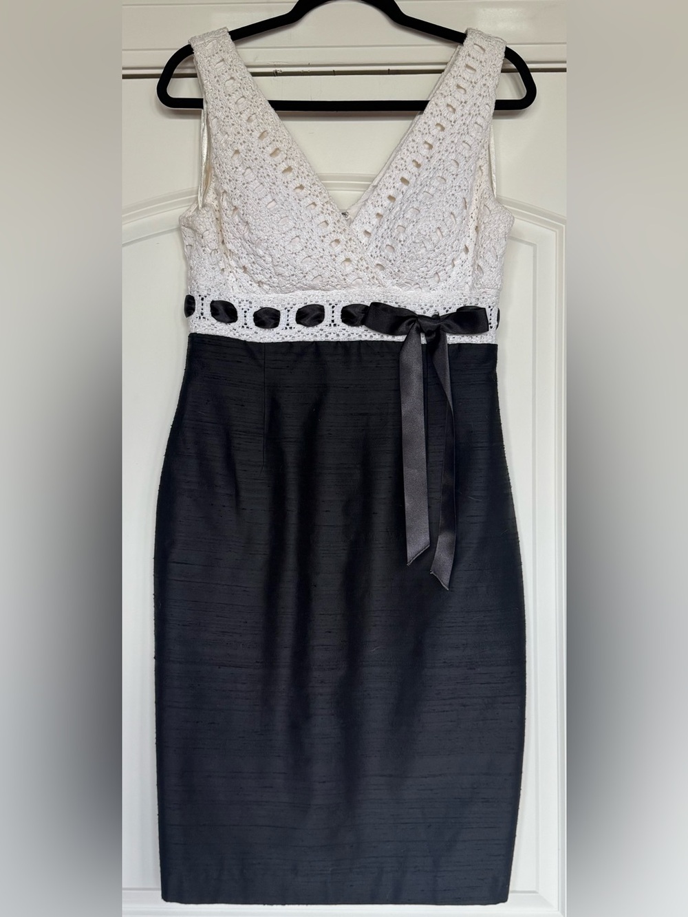 Kay Unger New York Black & White Eyelet Lace Bodice Sheath Dress Size 10